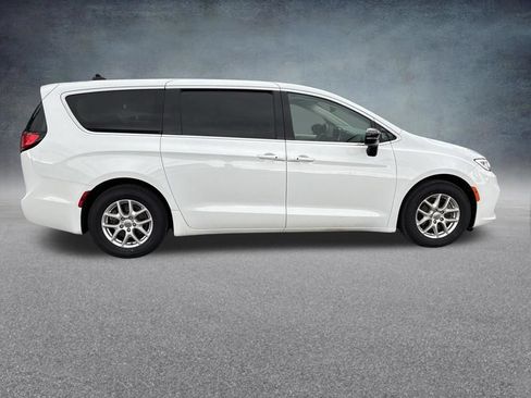 Used 2024 Chrysler Pacifica Touring-L FWD image 7