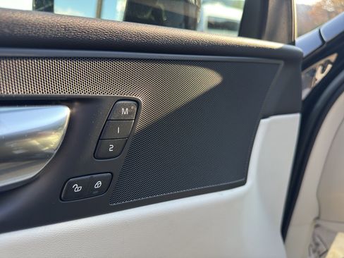 Used 2022 Volvo XC60 B5 Momentum w/ Advanced Package image 15