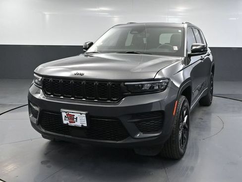 Used 2024 Jeep Grand Cherokee Altitude AWD/4WD image 13