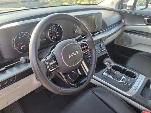 Used 2023 Kia Carnival LX FWD image 20