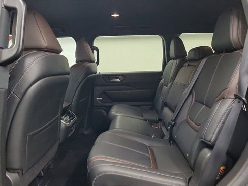 Used 2025 Nissan Armada SL image 12