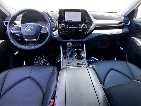Used 2025 Toyota Highlander XLE AWD/4WD image 19