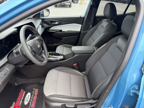 Used 2025 Chevrolet Trax LT FWD image 12