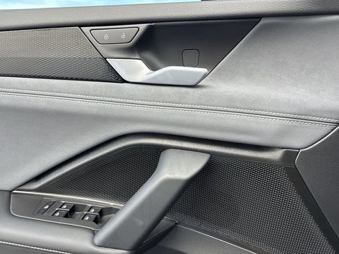 New 2026 Volkswagen Tiguan SE R-Line FWD image 17