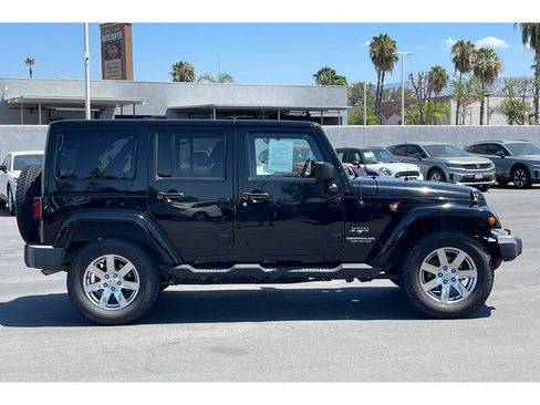 Used 2017 Jeep Wrangler Unlimited Sahara w/ Connectivity Group AWD/4WD image 7