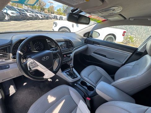 Used 2017 Hyundai Elantra Limited image 12