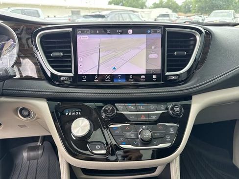 Used 2022 Chrysler Pacifica Limited AWD/4WD image 48