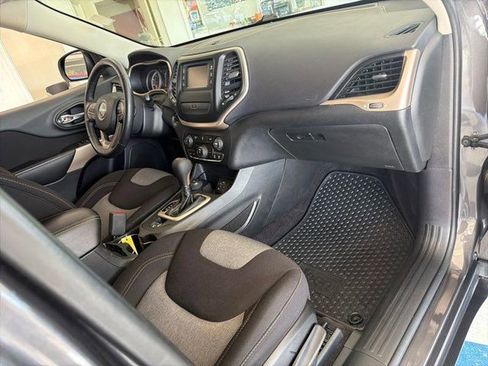 Used 2018 Jeep Cherokee Latitude w/ Altitude Package AWD/4WD image 13