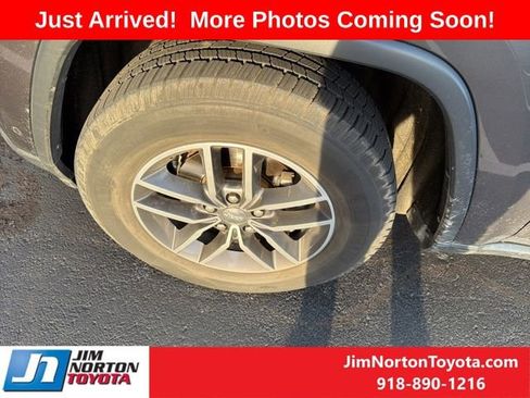 Used 2018 Jeep Grand Cherokee Limited image 12