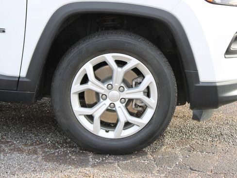 Used 2024 Jeep Compass Latitude image 11