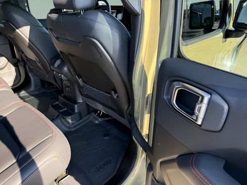 Used 2025 Jeep Wrangler Unlimited Rubicon AWD/4WD image 10