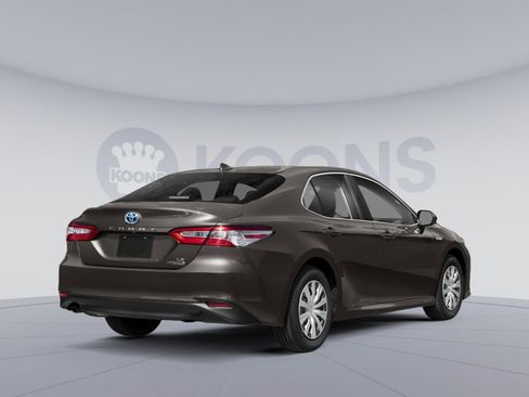 Used 2018 Toyota Camry LE FWD image 2