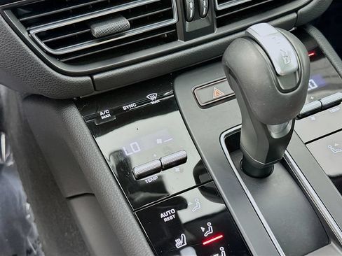 Certified 2025 Porsche Macan AWD/4WD image 18