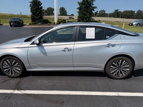 Used 2023 Nissan Altima 2.5 SV w/ SV Premium Package FWD image 8