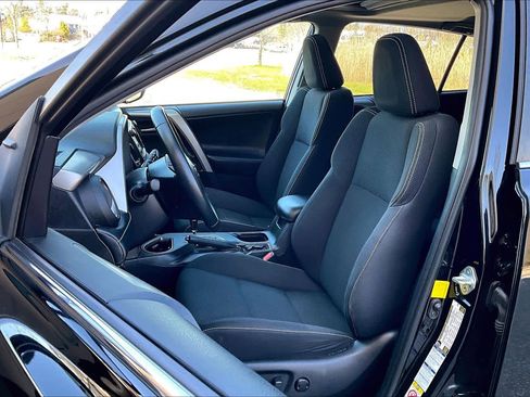 Used 2018 Toyota RAV4 XLE AWD/4WD image 9