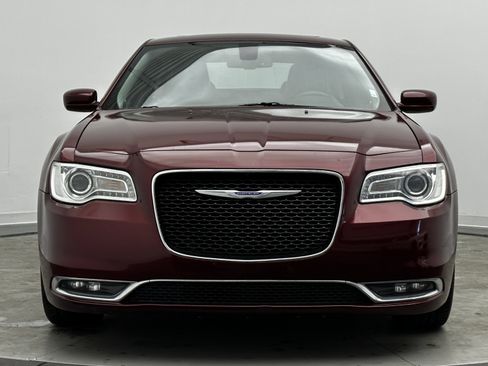 Used 2018 Chrysler 300 Touring L image 2