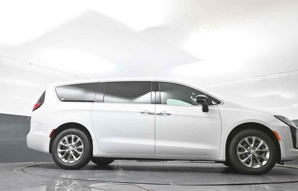 New 2027 Chrysler Pacifica Select w/ Family Tech Group AWD/4WD image 39