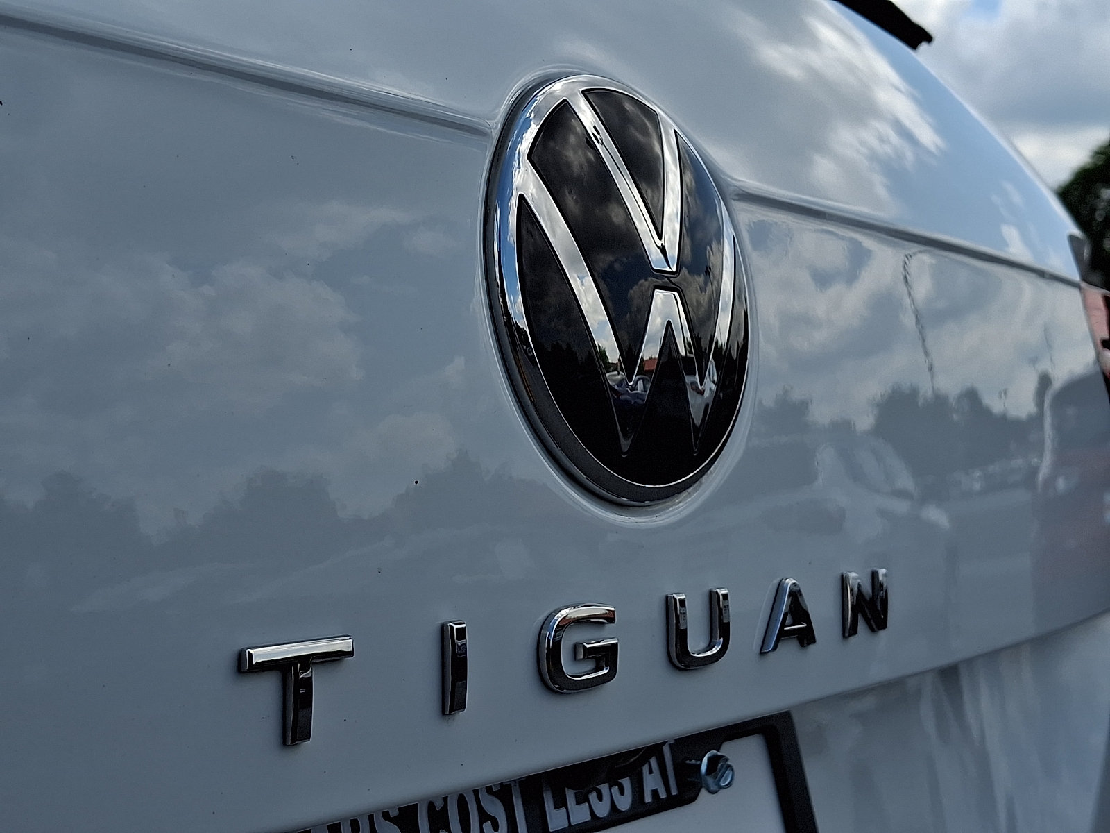 Used 2022 Volkswagen Tiguan SE R-Line AWD/4WD image 31