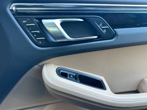 Certified 2025 Porsche Macan AWD/4WD image 19