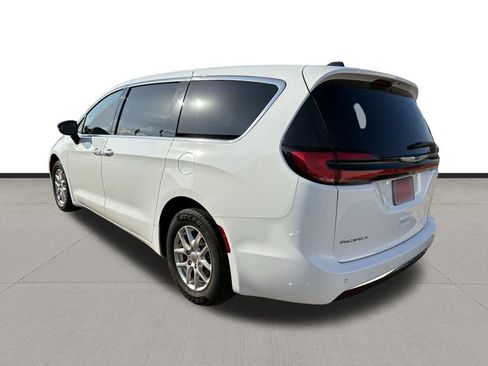 Used 2025 Chrysler Pacifica Select FWD image 3