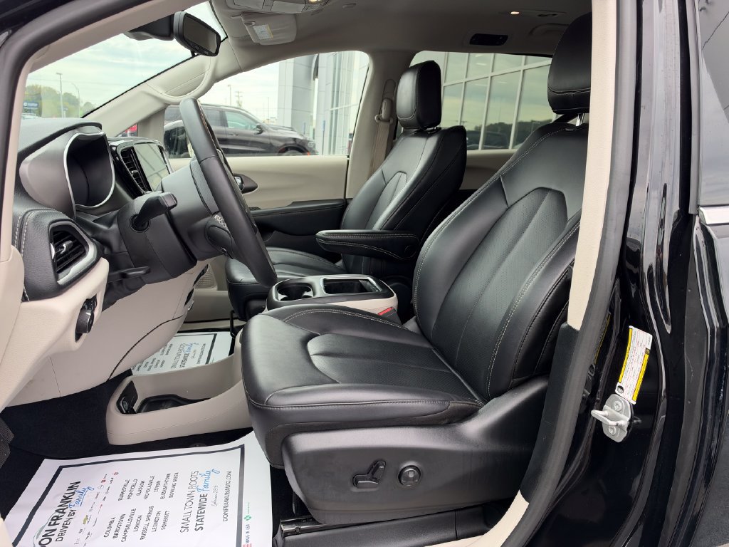 Used 2024 Chrysler Pacifica Limited FWD image 8