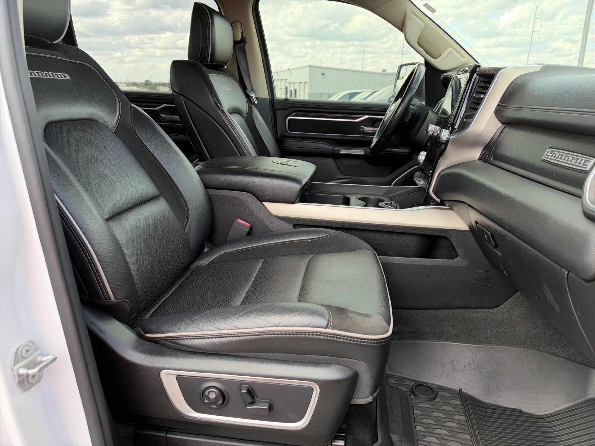 Used 2020 RAM 1500 Laramie AWD/4WD image 15