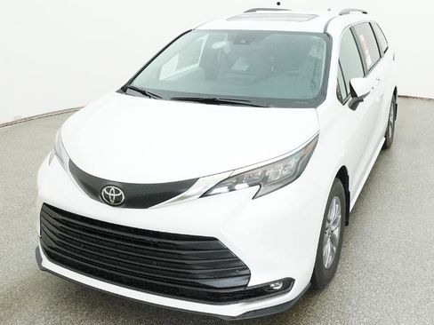 New 2026 Toyota Sienna XLE FWD image 3