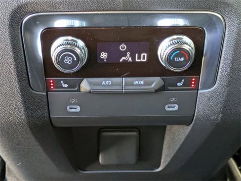 Used 2024 GMC Yukon SLT w/ SLT Luxury Package image 16