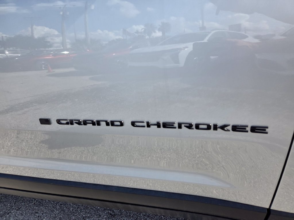Used 2025 Jeep Grand Cherokee Altitude AWD/4WD image 4