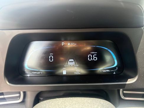 Certified 2025 Hyundai Elantra SE FWD image 12