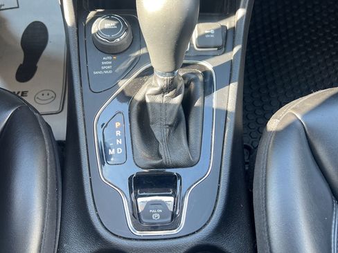 Used 2020 Jeep Cherokee Latitude Plus w/ Cold Weather Group AWD/4WD image 18