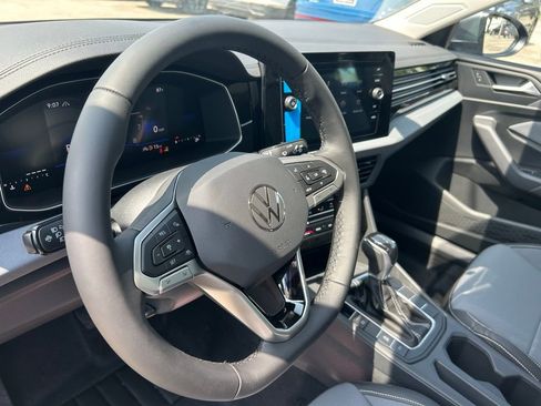 Used 2025 Volkswagen Jetta SE w/ Sunroof Package image 40