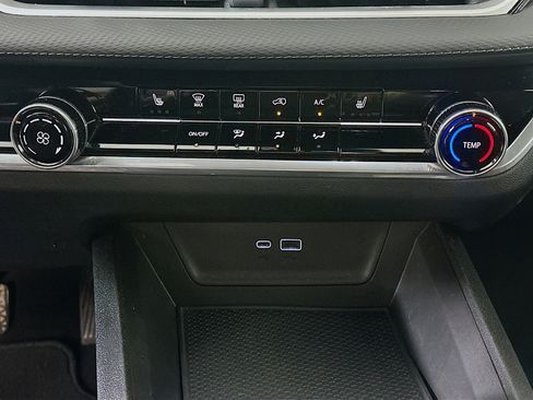 Used 2025 Chevrolet Equinox LT FWD image 24