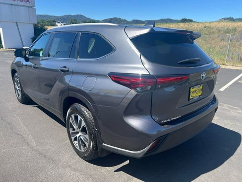 Used 2023 Toyota Highlander XLE AWD/4WD image 8