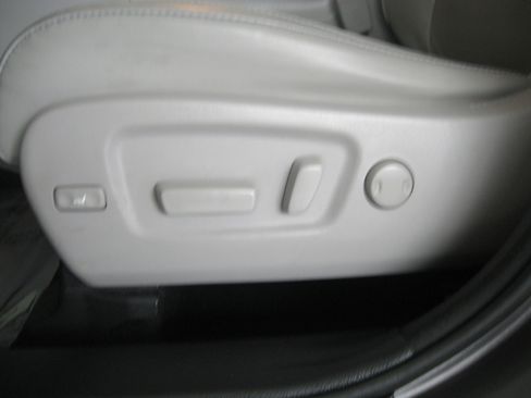 Used 2017 Toyota Highlander XLE image 14