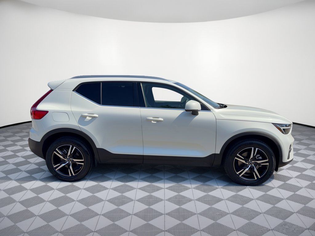 Used 2025 Volvo XC40 B5 Core AWD/4WD image 8