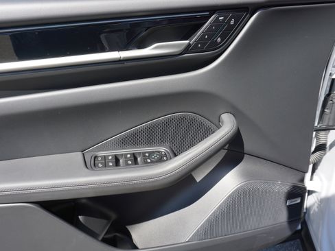 New 2026 Porsche Macan 4 Electric AWD/4WD image 8