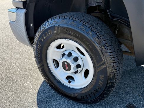 Used 2005 GMC Sierra 2500 W/T w/ Heavy-Duty Power Package image 11