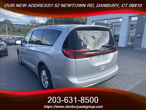 Used 2024 Chrysler Pacifica Touring-L FWD image 2