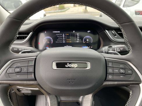 Used 2023 Jeep Grand Cherokee Limited image 17