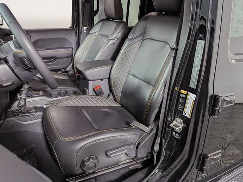 Used 2023 Jeep Gladiator Overland AWD/4WD image 13