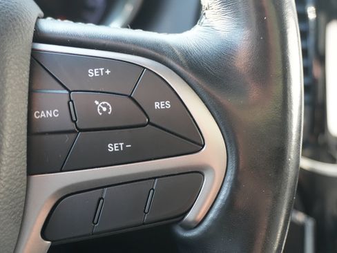 Used 2020 Jeep Grand Cherokee Overland AWD/4WD image 34