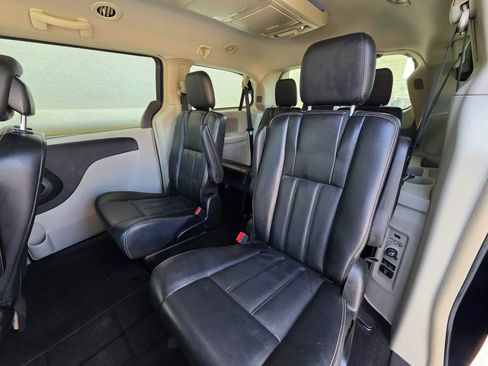 Used 2014 Chrysler Town & Country Touring image 12