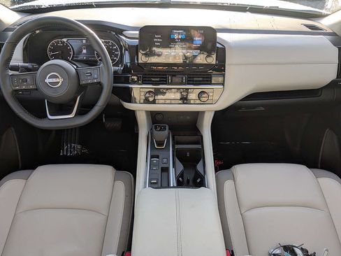 Used 2025 Nissan Pathfinder SL FWD image 17