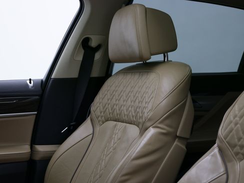 Used 2022 BMW 740i w/ Premium Package RWD image 18