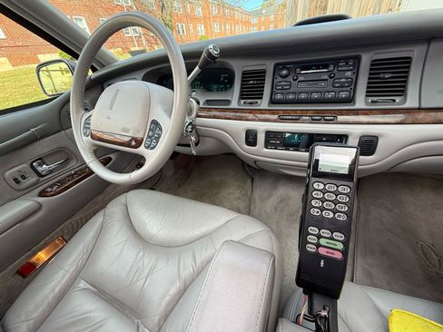 Used 1995 Lincoln Town Car Cartier RWD image 25