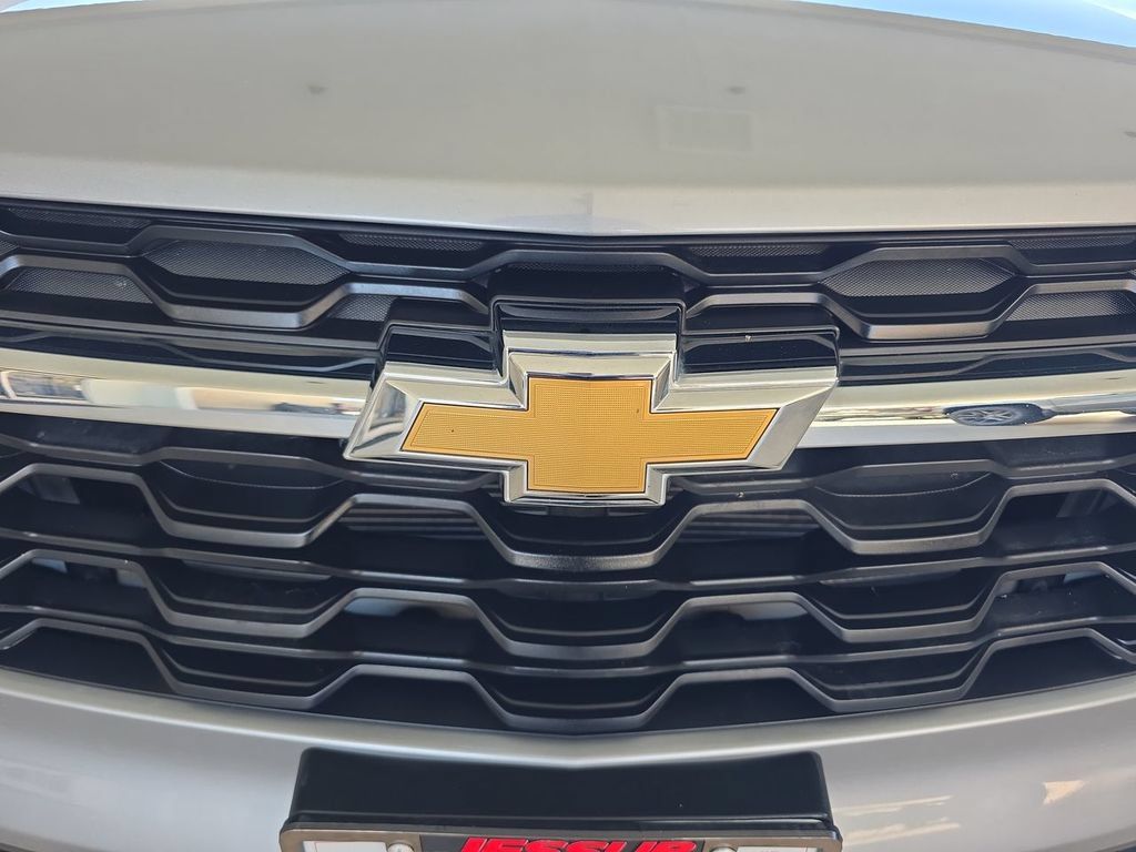 Used 2025 Chevrolet Trax LS FWD image 31