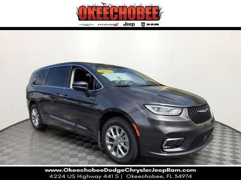 Used 2023 Chrysler Pacifica Touring-L AWD/4WD image 1
