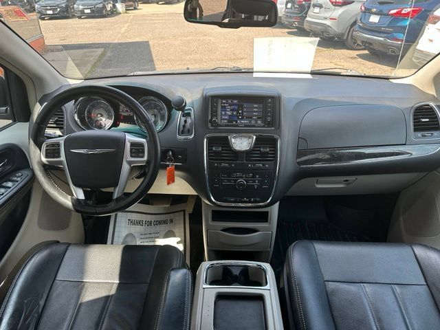 Used 2016 Chrysler Town & Country Touring FWD image 19