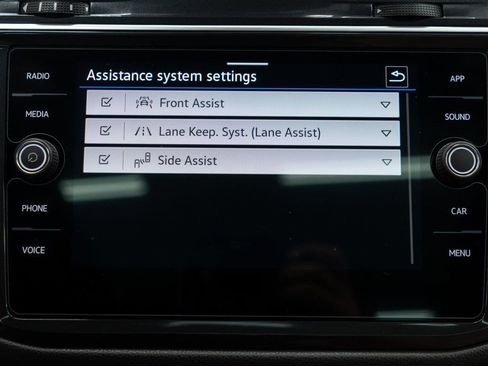 Used 2024 Volkswagen Tiguan SE w/ Panoramic Sunroof Package image 25